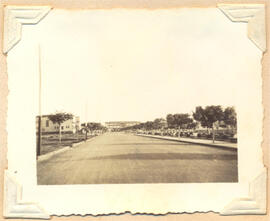Fotografia da Avenida Goiás em Goiânia, ao fundo o Palácio do Governo. [Goiânia], [1942].