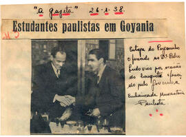 Recorte do Jornal "A Gazeta" com fotografia do momento da entrega do pergaminho oferecido pela Em...