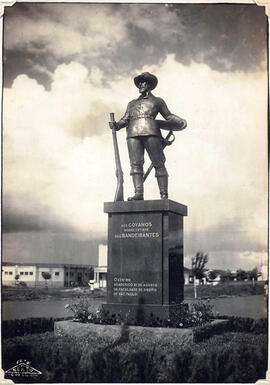 Fotografia do Monumento aos Bandeirantes em Goiânia. [Goiânia], [1942].