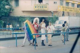 Manifestantes segurando a bandeira do arco-íris no Eixo Anhanguera em Goiânia